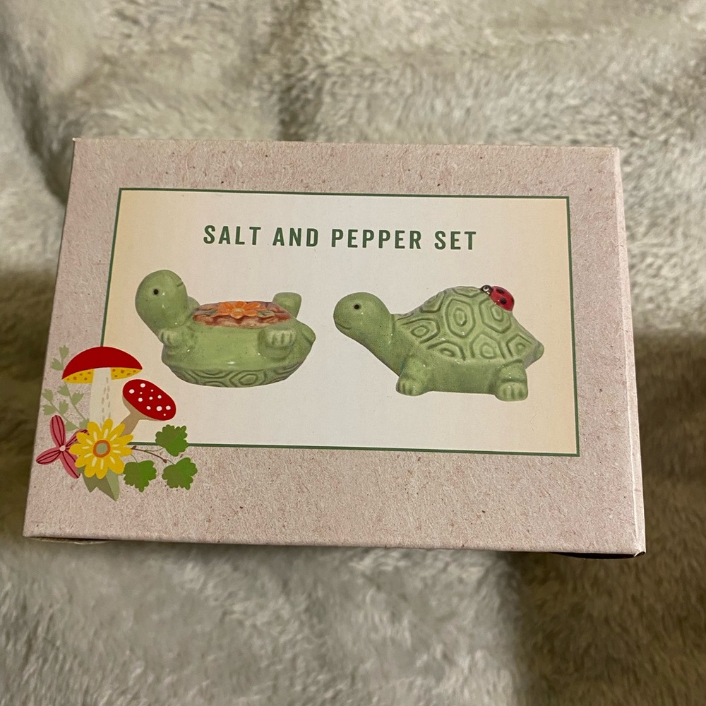 CRACKER BARREL TURTLE SALT PEPPER SHAKERS GREEN DAISY LADYBUG  ON TOP NWTS BOXED